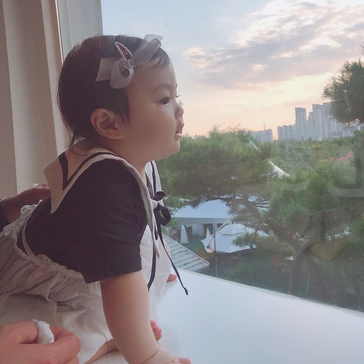 vandrerick's tweet photo. ⠀⠀
⠀⠀
Dia yang manjat begini, satu rumah jadi panik. Padahal pas kecil, Ce @LUHRANA kalem deh. 

⠀⠀ https://t.co/1jvm3eI42D