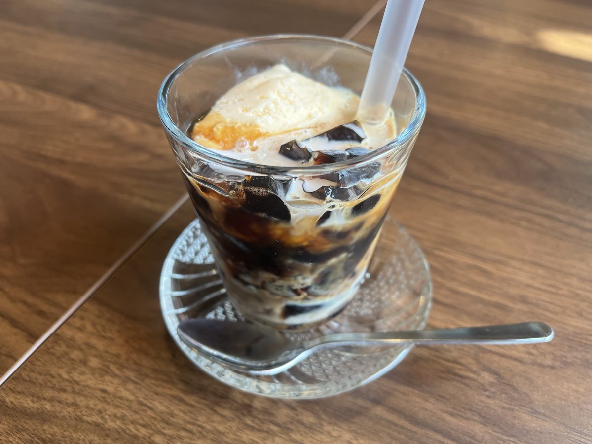 ebineko19's tweet photo. ダンナとランチ🍽️
チキンカツカレー🍛
エビフライカレー🍤
クラッシュコーヒーゼリー☕️
美味しかった😋 https://t.co/XiSb1OMAiF