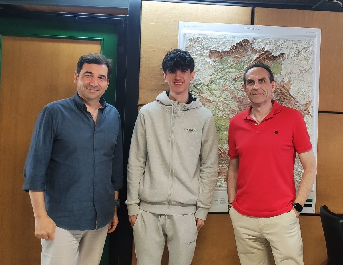 sig_caceres's tweet photo. Esta semana terminó su segundo periodo de prácticas Sergio del Sol Jardín. Han sido pocos días, pero suficientes para sumar experiencia y aprendizaje, poniendo al día diferentes visualizadores web. Te deseamos lo mejor para el futuro. Ánimo y a seguir aprendiendo ¡¡Hasta pronto!! https://t.co/MKNJo3M2mk