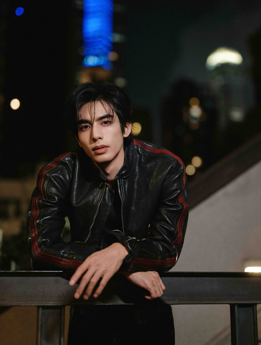 YoukuOfficial's tweet photo. #SongWeilong carrying that effortless movie-scene energy~ 

#宋威龙 

#YOUKU #优酷 https://t.co/jewgpDcfVT