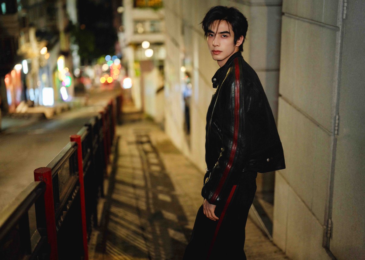 YoukuOfficial's tweet photo. #SongWeilong carrying that effortless movie-scene energy~ 

#宋威龙 

#YOUKU #优酷 https://t.co/jewgpDcfVT