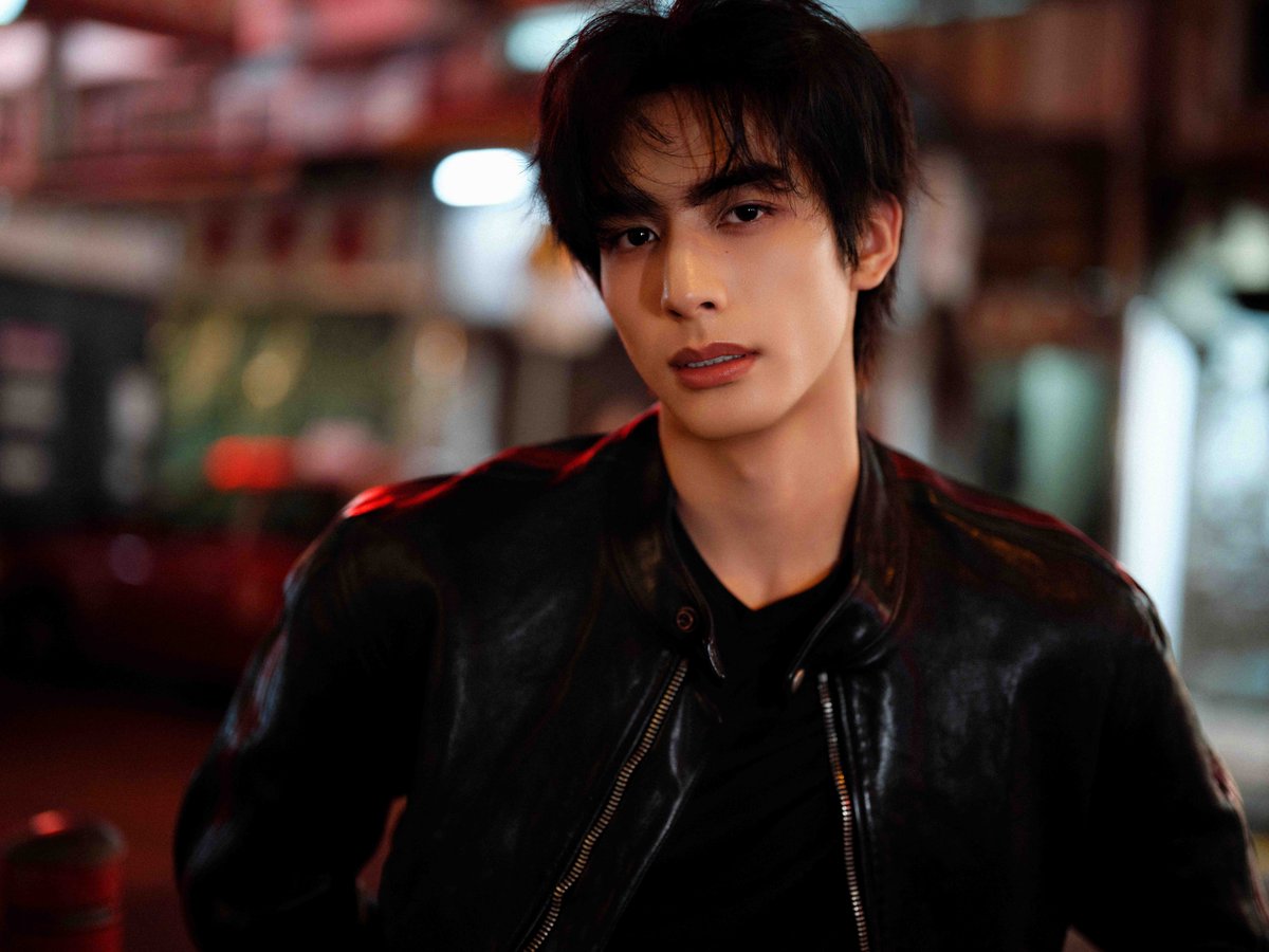 YoukuOfficial's tweet photo. #SongWeilong carrying that effortless movie-scene energy~ 

#宋威龙 

#YOUKU #优酷 https://t.co/jewgpDcfVT