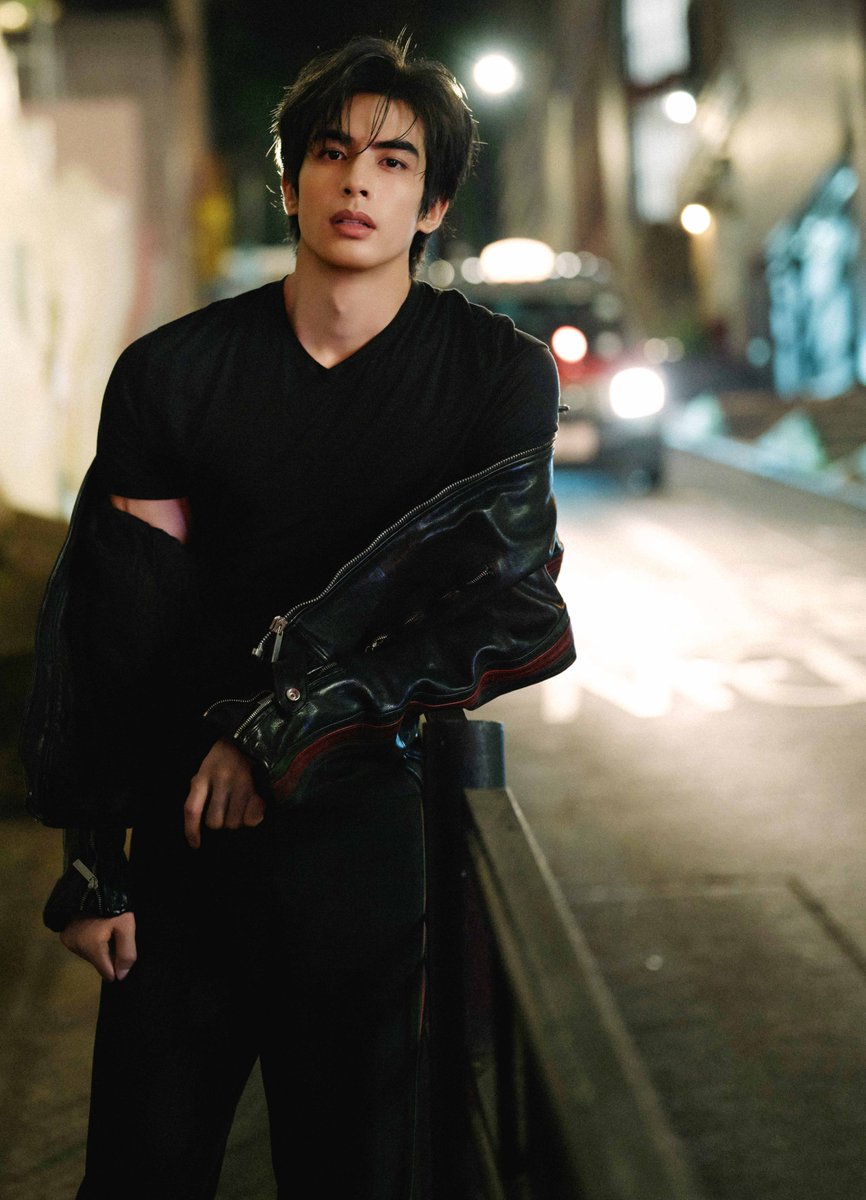 YoukuOfficial's tweet photo. #SongWeilong carrying that effortless movie-scene energy~ 

#宋威龙 

#YOUKU #优酷 https://t.co/jewgpDcfVT