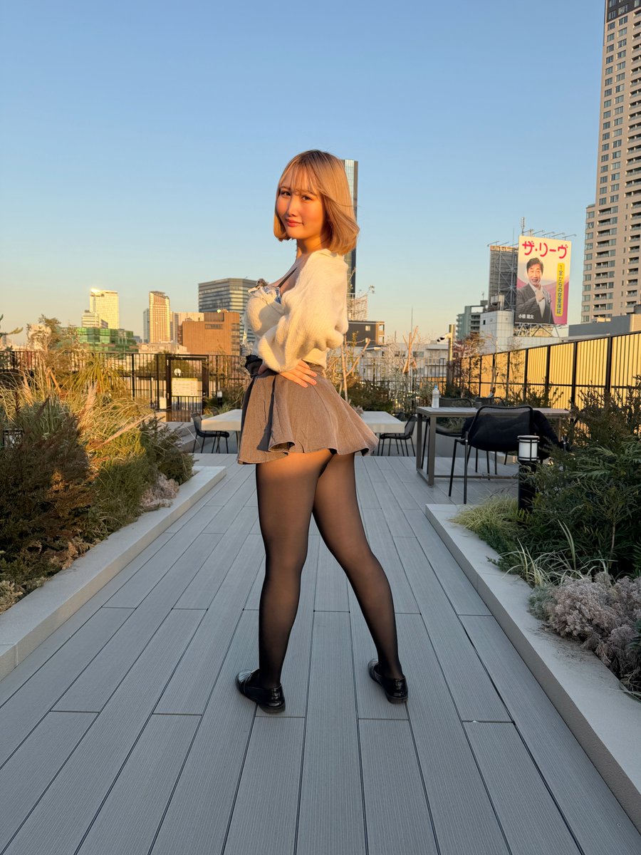 CourtneyLe85591's tweet photo. ミニスカってどのくらいから？ https://t.co/32mPtVGJuu