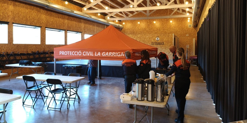 emergenciescat's tweet photo. 🛌Guia d’organització de centres d’acollida de població en emergències

🔎 Consulta la guia de #ProteccióCivil per a municipis

▪️ evacuació i acollida 
▪️ emplaçament
▪️ espais i recursos

 I molt més a (guia en pdf):
➡️ https://t.co/jAJ8QZLm80 https://t.co/eTIsmLSi5S