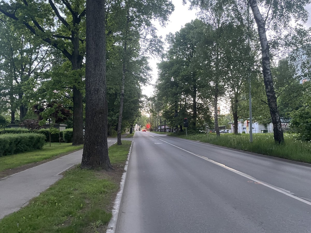 RudolfsGo's tweet photo. Tūlīt šeit Jūrmalas gatvē pie Zolitūdes ielas plāno izcirst 20 kokus, lai paplašinātu brauktuvi pirms krustojuma. Tie ir visi koki gar ielu ~180 m posmā.
Vai visi Imantas koku aizstāvji, tostarp politiķi, kas cīnījās pret koku ciršanu veloceļam, šeit arī aktivizēsies? https://t.co/6U04SmkbTy