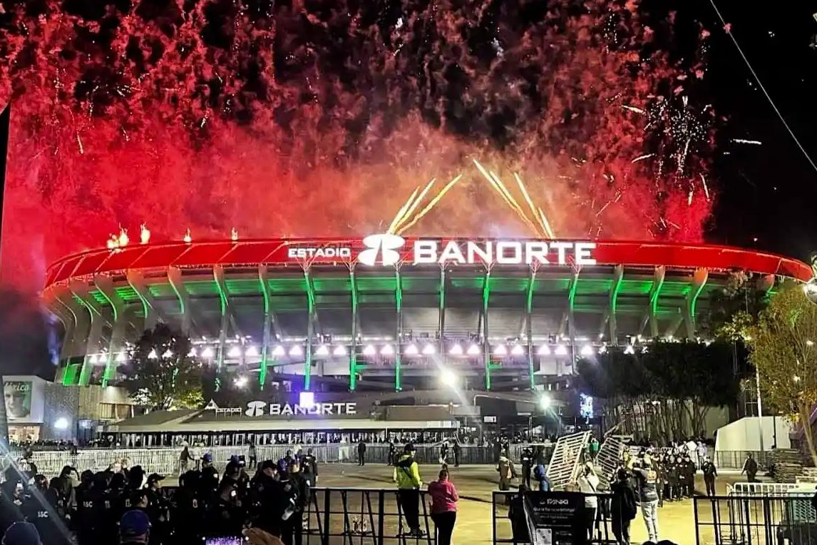 PollsMX_'s tweet photo. 🎟️⚽ Solo uno de cada diez mexicanos ha comprado boletos para el Mundial 2026

👉🏽 https://t.co/gV9cqIPUR2

A pesar de que México hará historia al convertirse en la primera nación en albergar tres ediciones de la Copa del Mundo, el entusiasmo de la afición en las taquillas parece avanzar a vuelta de rueda. Una reciente encuesta nacional realizada por @Territorialmx revela un marcado freno económico y un ambiente de escepticismo entre los fanáticos locales, confirmando que apenas uno de cada diez mexicanos ha logrado asegurar entradas para los partidos de la justa mundialista de 2026. El elevado costo de los pases oficiales —un factor que incluso el empresario Carlos Slim calificó recientemente como "un exceso"— ha provocado que la inmensa mayoría de la población prefiera resignarse a seguir el torneo desde el televisor, apagando el fervor en las sedes nacionales de cara al arranque del torneo.