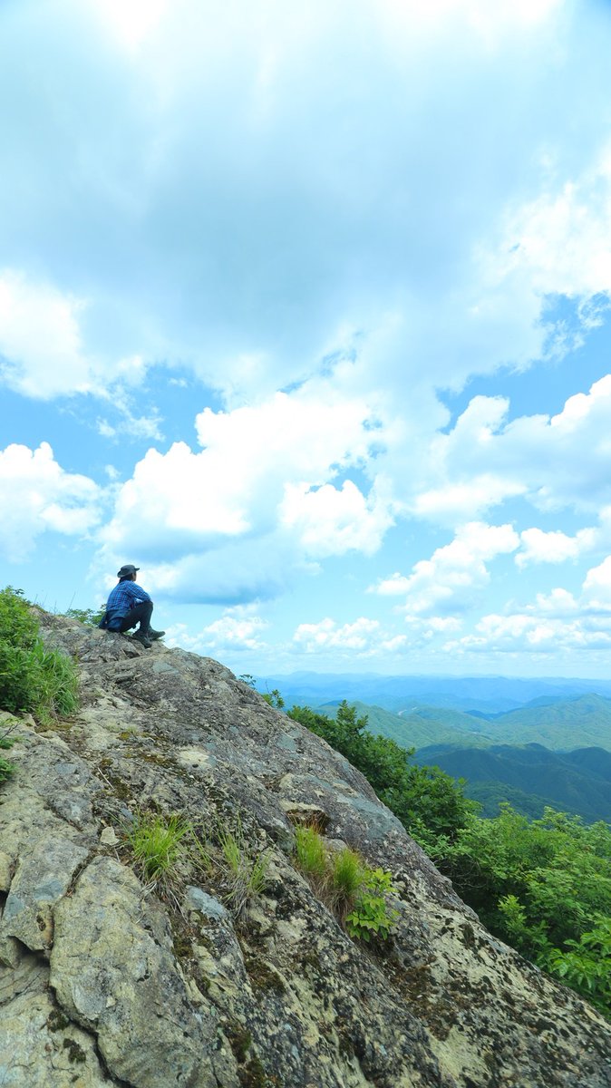 asianticjp's tweet photo. 先日の冠山登山は大変でしたが
アカショウビンの鳴き声をかなり近くで聞いた時の感動は絶大でした！

撮影場所
島根県邑南町石見冠山

#イマソラ #誰かに見せたい風景
#空がある風景 #新緑 #絶景 #登山 https://t.co/8yu1wVDK9e