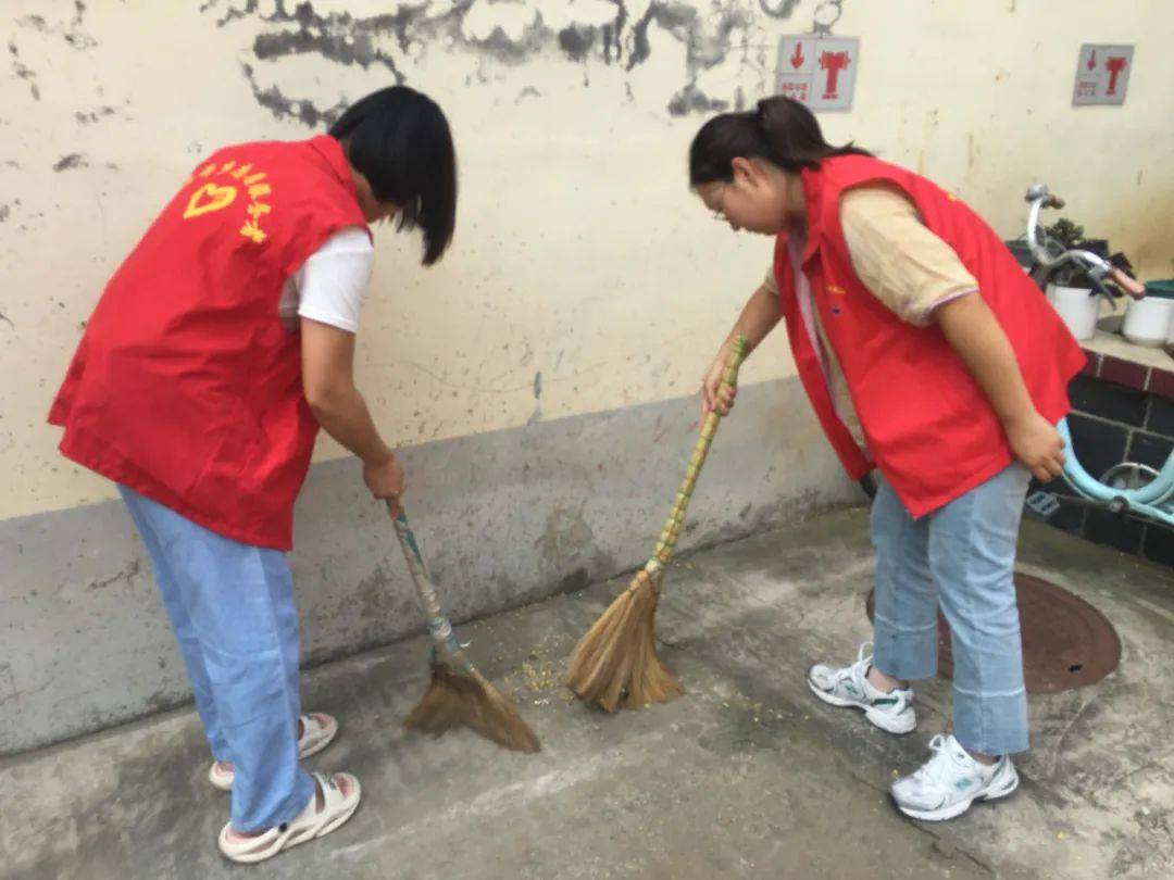 OOleson's tweet photo. Just finished our community cleanup for elderly neighbors—shared smiles, collected 2 bags of trash, and even helped fix a loose fence! Small acts make big warmth.  #VolunteerLife #CommunityLove https://t.co/f1nfvLmmNX