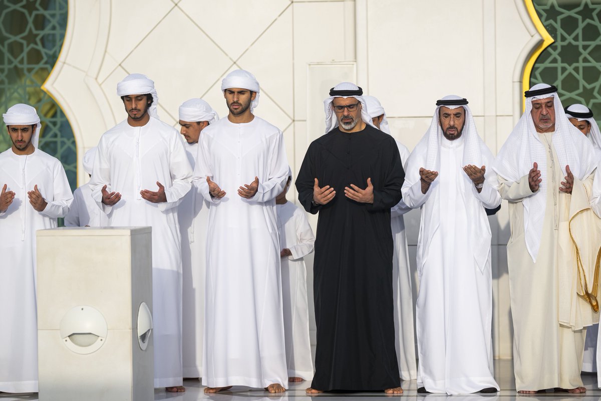 Mohammad_ae's tweet photo. رئيس الدولة وسمو الشيوخ يقرؤون الفاتحة على روح المغفور له الشيخ زايد بن سلطان آل نهيان، داعين الله العلي القدير أن يتغمده بواسع رحمته ويسكنه فسيح جناته. https://t.co/0FmghOlIyp