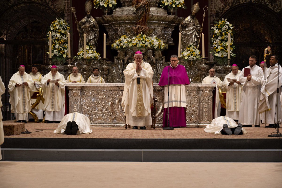 ArzobispoSaiz's tweet photo. Hoy se cumplen tres años de la Ordenación Episcopal de don Teodoro León y don Ramón Valdivia, Obispos Auxiliares de #Sevilla. ¡Ad multos annos!
Pedimos al Señor que siga bendiciendo vuestro ministerio con un fruto abundante, y que la Virgen de los Reyes guíe siempre vuestros pasos