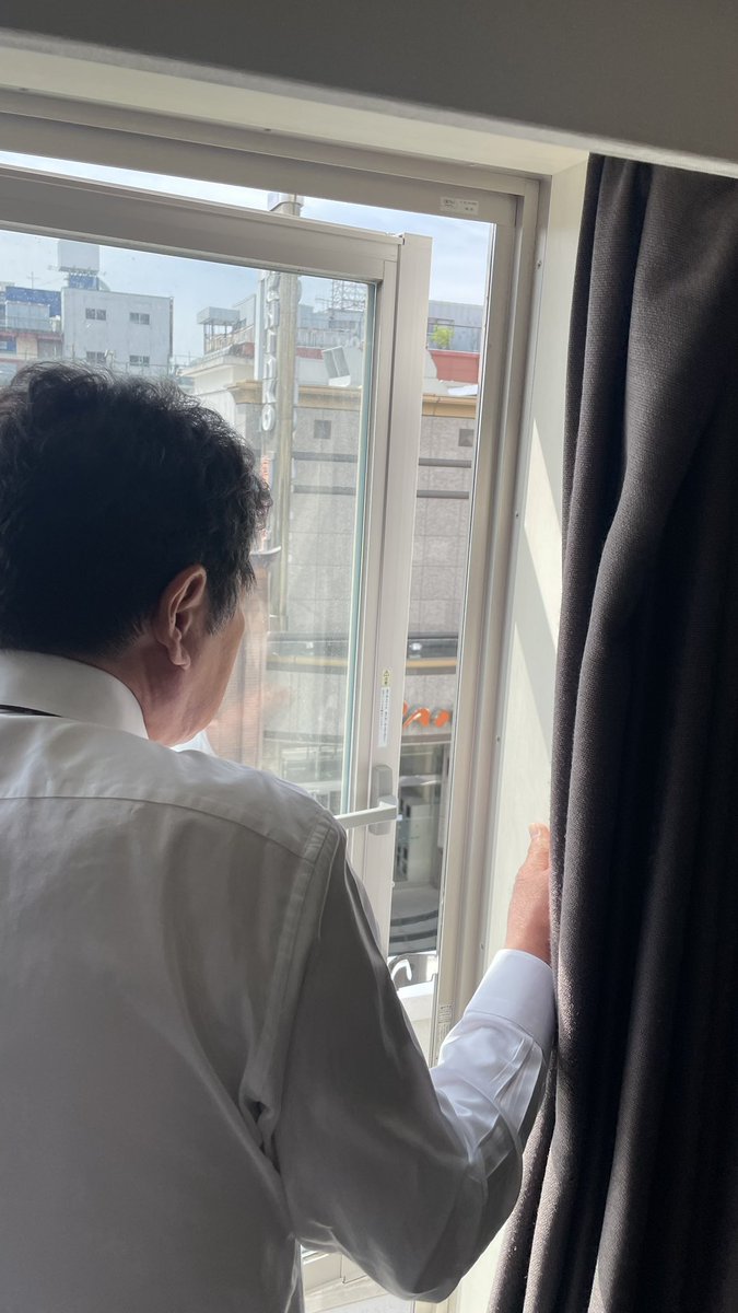 yomeyoshiko224's tweet photo. 「今日は大切な、のしこちゃんの故郷、八戸での講演や。たとえ目の前に、パチンコ屋があろうとも、今日は大切な講演やから、いま、ちょっと空き時間があるからゆーて、行ったらアカンのや！けど、なんで、よりによって、目の前がパチンコ屋のホテルやねん。行けっちゅー事ちゃうんかい」

英和、心の声 https://t.co/rPQCqoSQIt