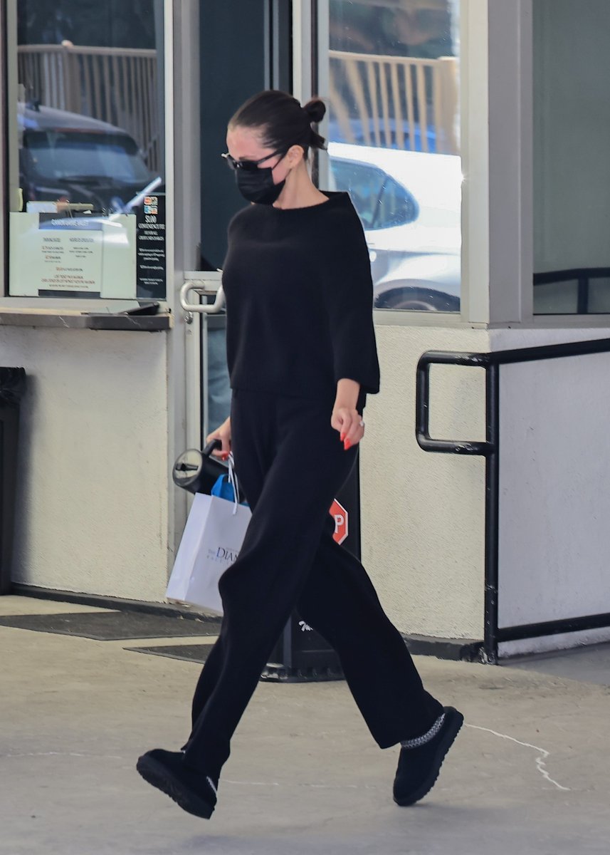 SelGoMedia's tweet photo. Selena Gomez leaving the Diamond Face Institute in Beverly Hills, CA 5/7 https://t.co/57VIjYoTNj
