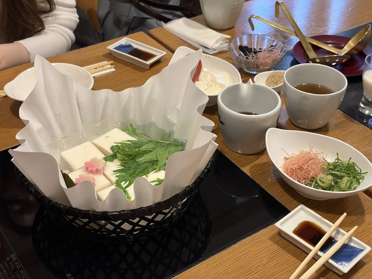 KyoArmydoc's tweet photo. 저는 교토의 숨겨진 맛집이나 노포도 좋아하지만 사실 번화가의 음식점이나 사이제리야 같은 패밀리 레스토랑이나 백화점 식당도 무척 좋아합니다. 

교토역 이세탄의 두부요리 전문점 교도후 후지노(京豆富 不二乃)입니다. 백화점이니만큼 정갈하면서 깔끔한 느낌입니다. https://t.co/1fAHYC8doZ