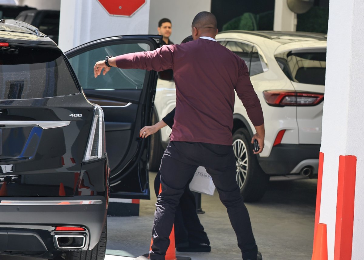 SelGoMedia's tweet photo. Selena Gomez leaving the Diamond Face Institute in Beverly Hills, CA 5/7 https://t.co/rAljehixGw