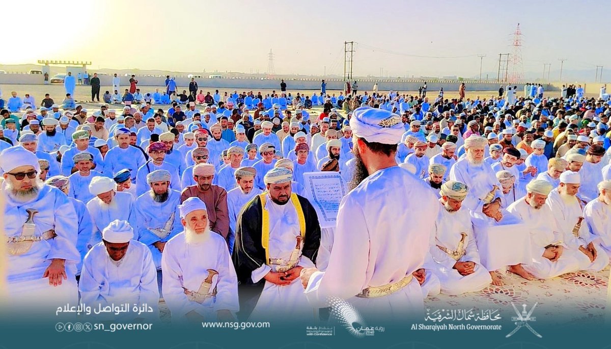 SN_Governor's tweet photo. أدى سعادة الشيخ خالد بن السيد المهري والي #سناو صباح اليوم صلاة #عيد_الأضحى_المبارك بمصلى العيد بالولاية، وسط حضور من المواطنين والمقيمين. وعقب الصلاة، تبادل سعادته التهاني والتبريكات مع المهنئين، في أجواء إيمانية مفعمة بالمحبة والتآخي والفرح بهذه المناسبة المباركة. https://t.co/dq1FioRyh8