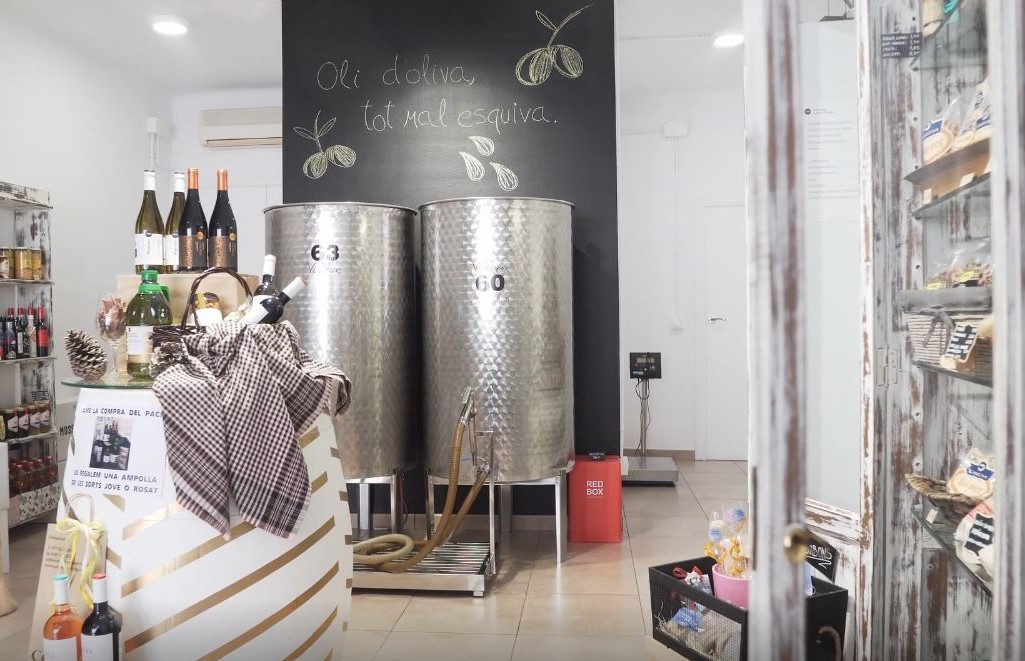 TerresdeMestral's tweet photo. La sort de tenir #agrobotigues on gaudir del #productelocal 🍇🍒🧀🌰🫒
Prepart per gaudir i tastar l'#OutdoorPark de #mar i #muntanya 💙😍💚
Foto: #Atticlabvisuals
#ProducteLocal
#ProducteDeProximitat
#ProducteDeQualitat
#DelCampATaula
#ComerçLocal
#sensacions
#TerresDeMestral https://t.co/QLEkaHB9Bm