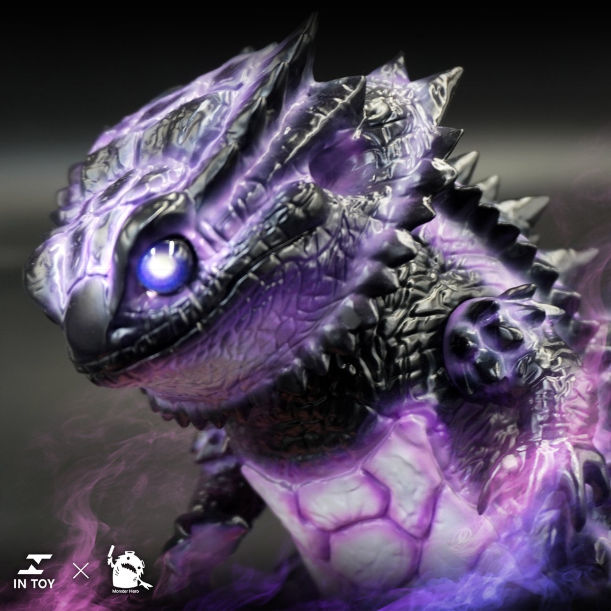 INTOY2020's tweet photo. 【台北國際潮流玩具展 Jinart創作者博覽會】

蟄伏於次元裂縫中的猛獸。
漆黑的身軀滲透著的紫色能量，
如同深淵般的雙眼，
正靜靜鎖定著獵物。
傳說中徘徊於異界邊境的超獸，
如今自黑暗中現身——

#intoy #sofubi https://t.co/fEh1BUhOKr