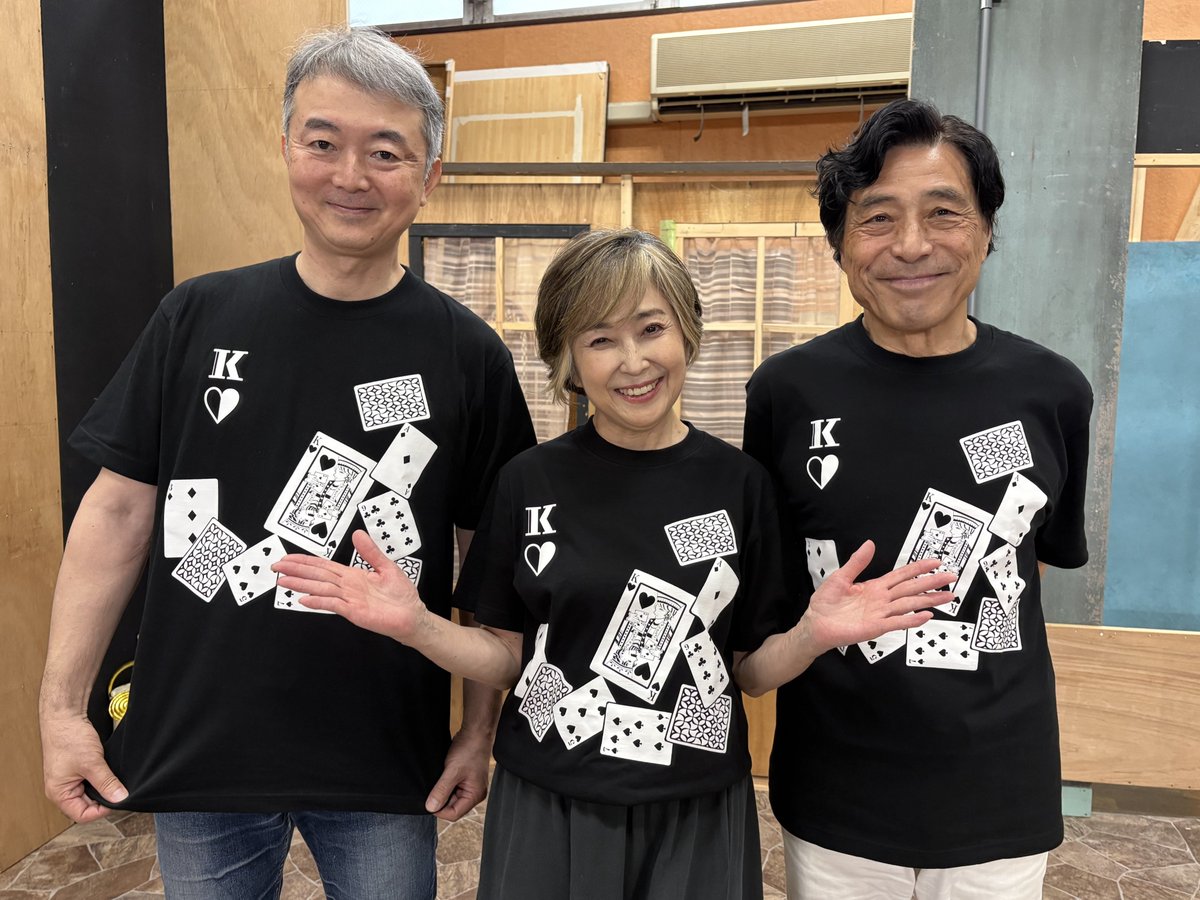 katoken1980's tweet photo. 【Tシャツ販売のお知らせ】

『ジン・ゲーム』オリジナルTシャツを、上演中のロビーにて販売します！

ご要望にお応えして、Sサイズも登場しました✌

カラー：ブラック
サイズ(男女共通)：S、M、L、XL
価格：2,500円(税込)

#加藤健一事務所
#ジンゲーム https://t.co/i6miMLyVeU