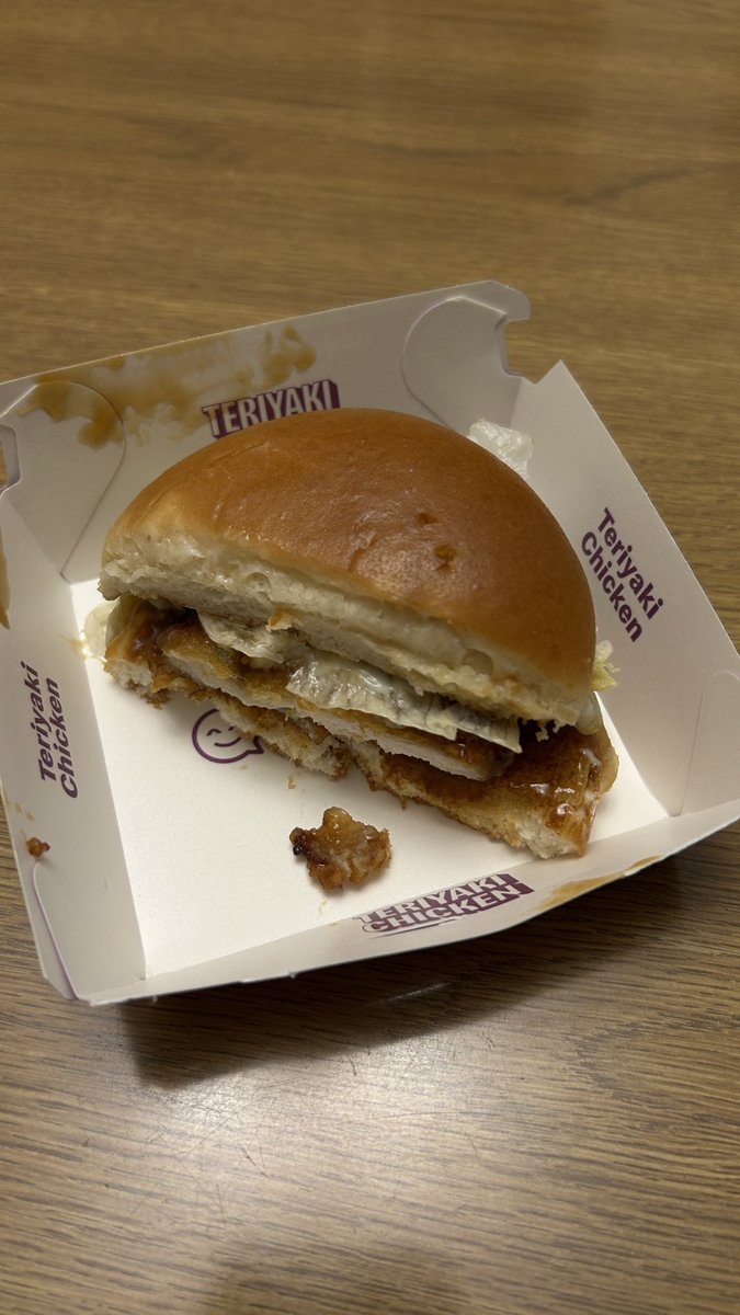 tericha's tweet photo. 妻がThreadsで今日からオーストラリアのマクドでTeriyaki Chikinが売り出したって情報仕入れて早速仕事帰りに買って来てって言われたんで。　はんぶんこしました。 https://t.co/cuhqn6V4tP