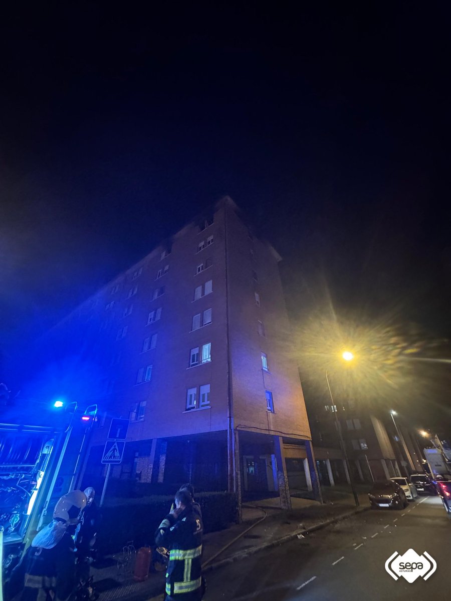 BomberosAstur's tweet photo. Quema una habitación en un piso ubicado en la séptima planta de un edificio en la calle Luis Bayón de #Avilés. Sin afectados. Aviso @112Asturias a las 23.19 horas de ayer martes 🔥 controlado 23.41 h 🚒 extinguido por  Bomberos #SEPA #Avilés 00.49 h. Informada 🚔 Local y Nacional https://t.co/URwS47jsTG