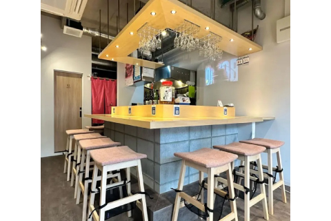 OsakaPoint's tweet photo. Osaka Pointが貯まる・使える‼️
新しいお店が仲間入り✨

SAKE BAR CHOCO CHOCO
https://t.co/nOU8CwQT37
Osaka Metro 御堂筋線 大国町駅 1号出口 徒歩約5分

ひとりでふらりと立ち寄れる、大人の隠れ家。一歩足を踏み入れれば、日本酒のボトルデザインも手がけるアーティストが描いたかわいい作品がお出迎え。白基調の清潔で明るい、アットホームな空間で、あなたのSAKE TIMEをお楽しみください。

※お店によってポイント利用・付与条件が異なります。