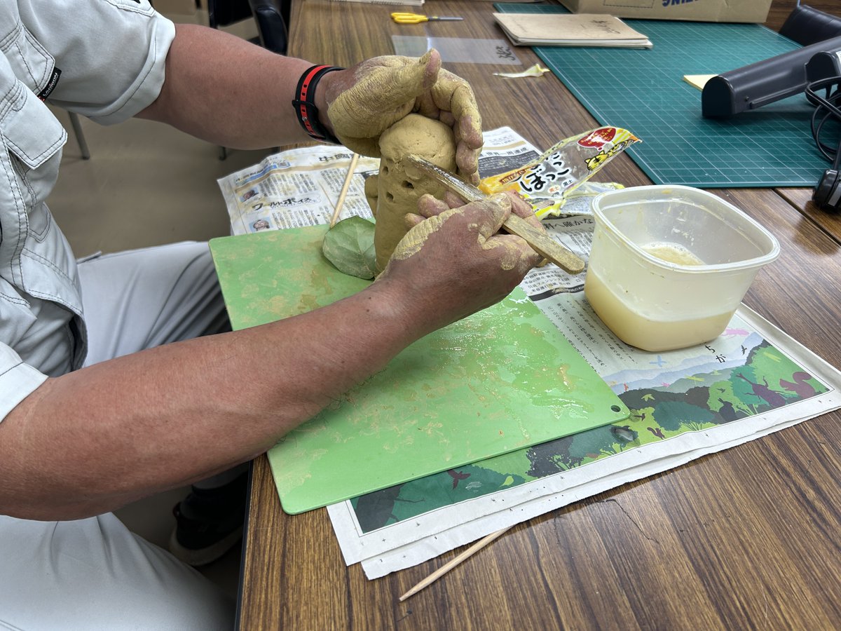 hiroshima_prms's tweet photo. 事務室で埴��を作っているベテラン学芸員に遭遇
「小学校に出前授業に行く前に練習しとかにゃあいけん。こういうのセンスないんじゃあ」
だそうです https://t.co/GYbXVh0OgY