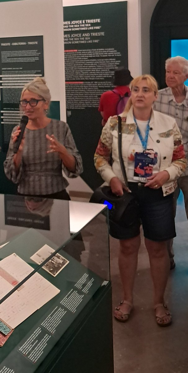 VanessaSantoni's tweet photo. Festival Bloomsday #Trieste, 15 giugno 2025.
Visita al Museo Joyce (dentro LETS) con la curatrice Laura Pelaschiar (e Michela Ghersetti di LETS): relazione J. Joyce-I. Svevo-Trieste; ricostruzione scena panchina in stazione, quando James e Nora arrivarono a Trieste il 20 ott 1904 https://t.co/y1b1sZ5mo7