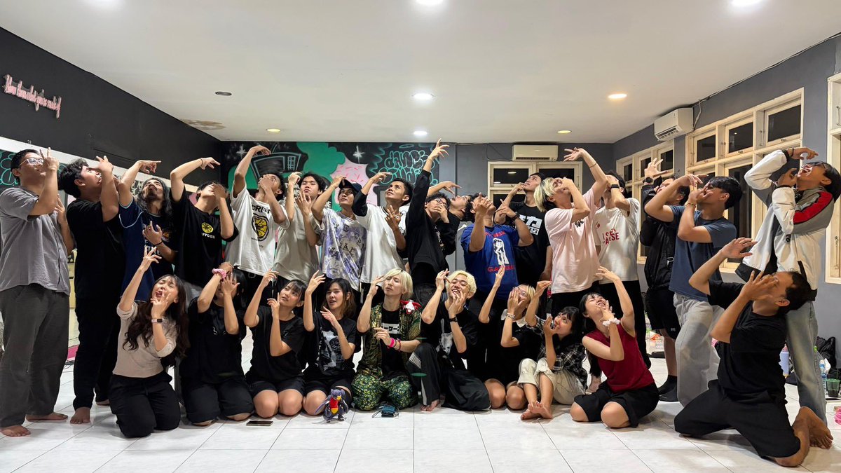 hako_wotagei25's tweet photo. Indonesia Wotagei Battle Grand Final
KIZUNA STAGEにてショーケース出演

遅くなりましたがインドネシアでのイベント完遂！💥
本当に困難な状況下にも関わらず素敵な時間を作ってくれてありがとう😭
あなた達の行動力や絆をリスペクトしてるぜ🫡
大事な思い出だ〜〜〜！！！👏 https://t.co/Apbg4hMXQE