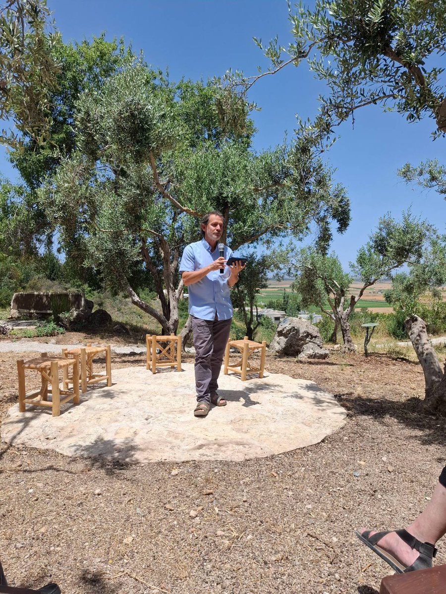 EngagedDharmaIL's tweet photo. דברים שנשא אביב שלנו בטקס הוקרה לפעילי נוכחות מגינה בנווה שלום:
"באירוע המרגש היום אנחנו מציינים מעשים של סולידריות והומאניזם שמבטאים את גדולתה של הרוח האנושית. יחד עם זאת, המעשים הללו מתקיימים בהקשר של אלימות שגם היא מעשה ידי אדם ותכליתה השמדה. זו אלימות שאיננו מצליחים לעצור...> https://t.co/bAbGftt7Zj