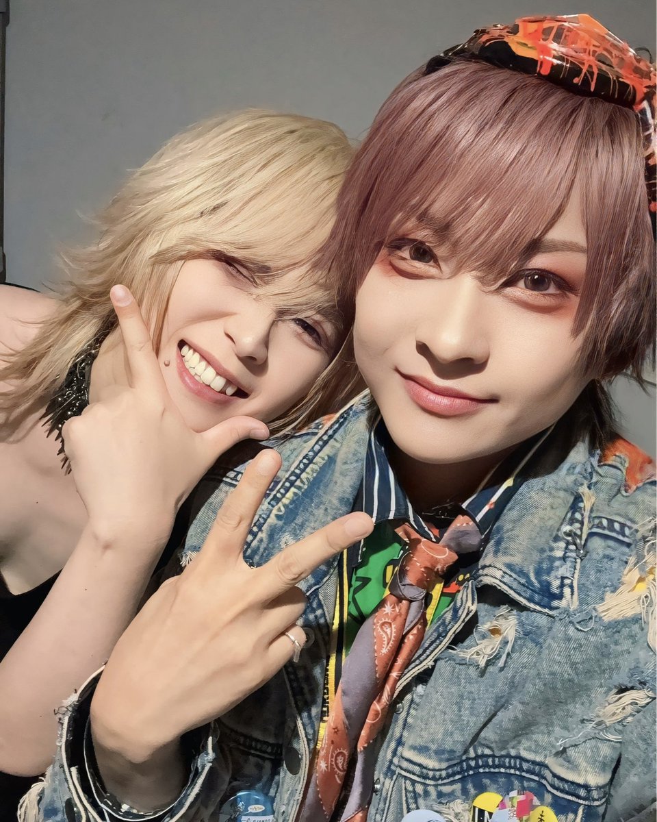 HangermanNgaNga's tweet photo. 4MEN ツアーファイナル大阪クラッパー楽しんでくれた皆ありがとう！

最高のツアーファイナルになった！

最初に個人的なことから。
今回のツアー「SENd NO」という曲で始まり
SENd NOで終わるセットリストで挑んだ。

ラストにこの曲を置くことは今までしたことがない。

それは俺の中でこの曲は１つのライブを締める曲ではないとどこかで決めつけていたところがあるから。

でも自分の曲の持っているポテンシャルを自分で過小評価してる気がして、何よりこの曲ができた当時からの期待を捨てきれない自分もいて
今回の３箇所のツアーでそれを確かめた。

結果、SENd NOはしっかり期待に応えてくれた。

感じたことのない熱を纏ってこのツアーの我が為を締めることができた。

会場の声が、拳が、空気が
完全に一つに重なったその瞬間から
夢の中に入ったみたいな感覚で
全てがスローモーションになった。

気づけば終わってた感覚だけど
兎に角最高のライブだったとそれだけは自信を持って言える。

数え切れないほどライブをしてきたけど
まだまだこういう感じたことない感情が心のどこかにあるんだろう。

結局それはいつだって自分自身に挑まないと得られない。

これからも今日の自分を超えていくようなそんなライブをしていこう。

一緒に4MEN2026という最高の空間作ってくれた我ッツ、麒麟組の皆、mag.、TACC、輝喜さん、秀人、公佑、心からありがとう。

発表された通り4MEN Plus2026が今年の9月から始まります。

ワクワクするよね。

“期待以上”に必ず連れていきます。

約束。