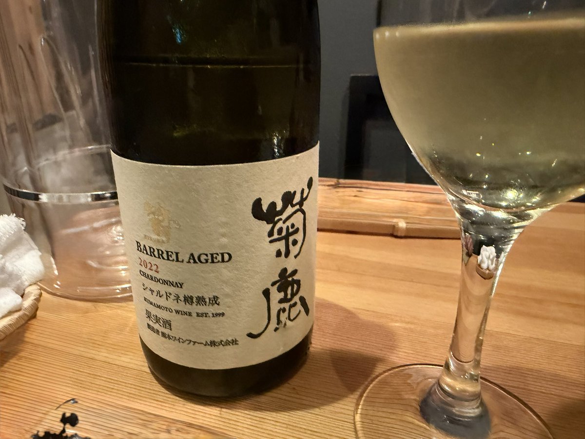mayumiha's tweet photo. 昨夜は吉田町で馬刺しと熊本料理。うまかつさんへ。手作りの辛子蓮根おいしかった！辛子蓮根を美味しいと思ったのは実は初めて♪馬刺しも最高、さらに菊鹿ワインが置いてあって感動✨
またすぐに行きたいです！
＃うまかつ https://t.co/NNhU5DfVID