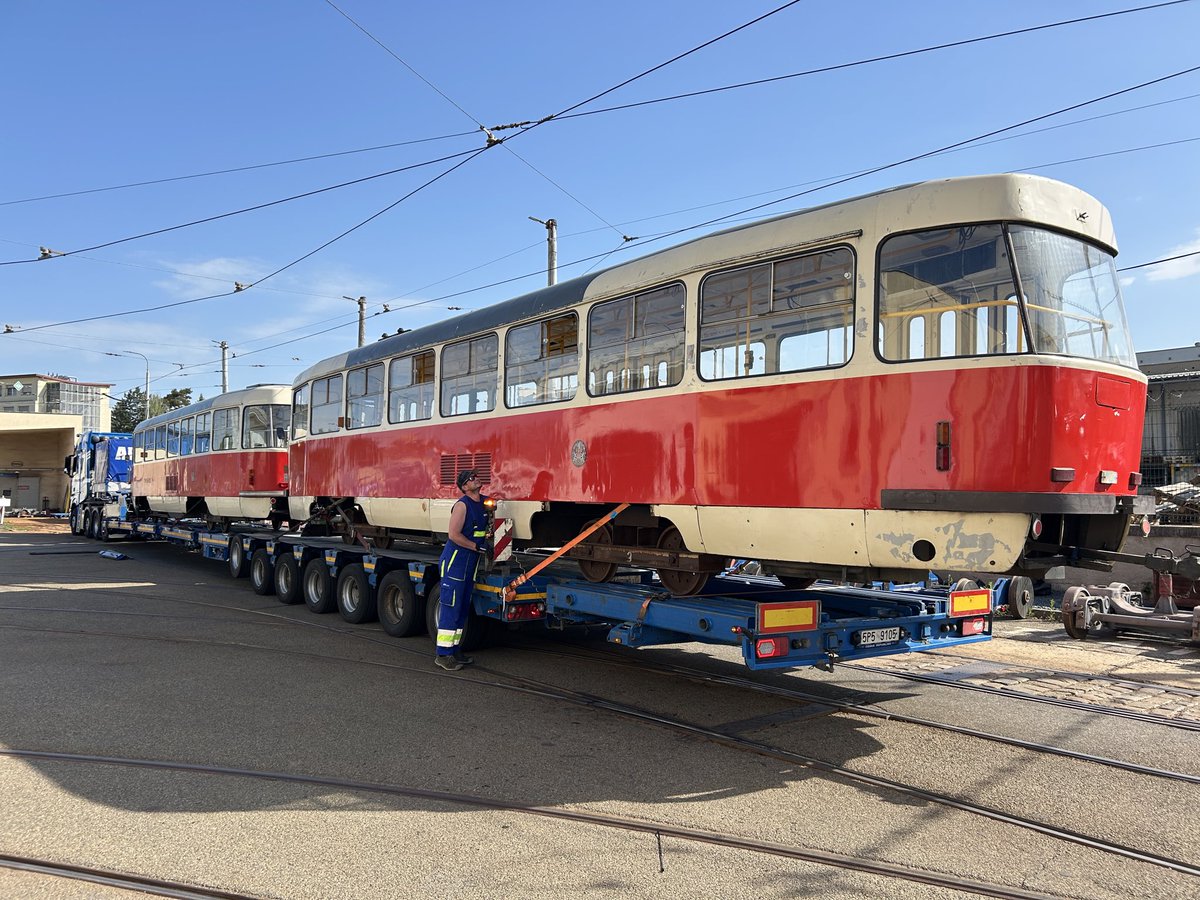 Vizner_CT's tweet photo. Dvě tramvaje, které renovace teprve čeká, přijeli přes noc jako nadměrný náklad. https://t.co/SHQ0EcCe7E