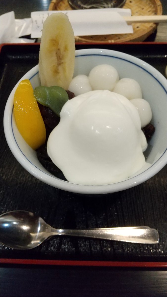 sayuseikotsuin's tweet photo. こんにちは😊さゆう整骨院です✨

気温が急に高くなってきましたが、身体の調子はいかがですか？
当院は予約不要ですので、お気軽にご来院くださいね🙇‍♀️
 
そして…

たまには甘いものも🤤

白玉クリームあんみつ♥
黒蜜を添えて(*´˘`*)♡✨
                
#企業公式おやつ部
 #企業公式相互フォロー https://t.co/2J4RFMaUWZ