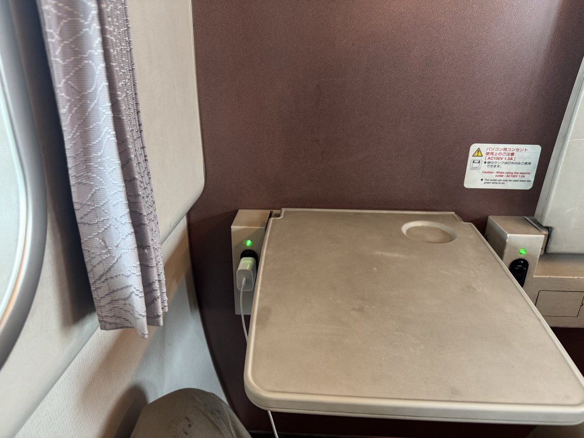 trailbell123's tweet photo. 白鷺城が見える頃、

特急「はまかぜ」は山陰の風を連れて

帰って来た。

ここで座席も方向転換💺 https://t.co/kbxKJyIwGq