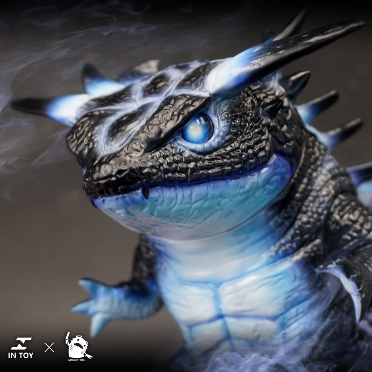 INTOY2020's tweet photo. 蠑螈超獸 闇影 Ver
材質：軟膠 Soft Vinyl
尺寸：高約16cm
可動：頭、手、腳
設計師：MonsterHero https://t.co/B8WM2JmGbI