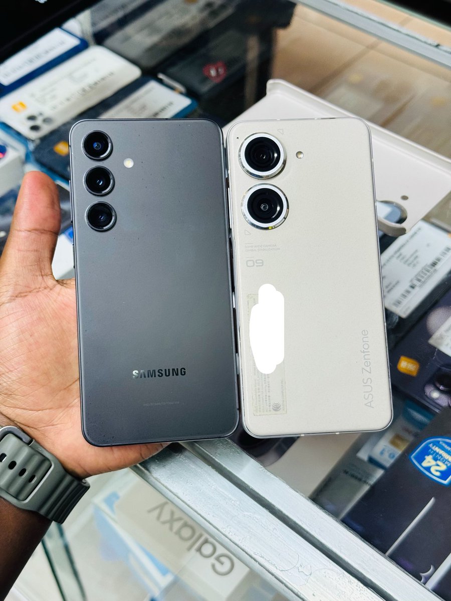 AmRoggoz's tweet photo. Asus really ate with the Zenfone 9 🔥

Same form factor as a regular S24 but with a better display, camera and 3.5mm audio jack 

@ASUS 

#TechIt | @techscents_ke https://t.co/4PprVhyTyw