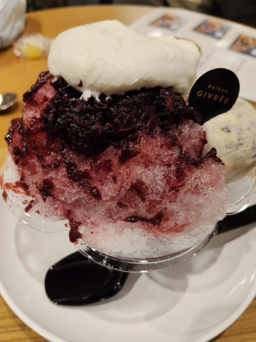 amaiflower_321's tweet photo. 南町田　ジブレーカフェ
前は薄いイチゴだけだったのに、かき氷メニューが増えてる✨
🫐ブルーベリーレモンチーズケーキ
チーズケーキはアイスで横にちょこんと乗ってるだけ
ブルーベリーレモン🍋は結構レモンが効いてて酸味あり✨
ブルーベリーもうちょっと頑張れ💦
でもめっちゃサッパリ🤩 https://t.co/mOxuWwVslg
