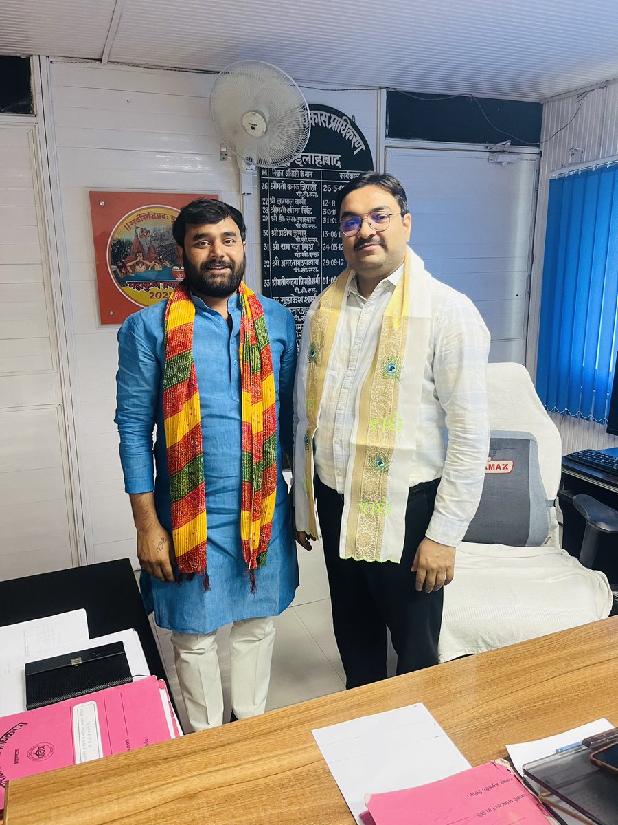 vishalrishu07's tweet photo. मातृ संस्था इलाहाबाद विश्वविद्यालय के अग्रज, पीसीएस अधिकारी श्री विनीत सिंह सर को प्रयागराज विकास प्राधिकरण के सचिव बनाए जाने उपरान्त आज इंदिरा भवन स्थित सरकारी कार्यालय में भेंट कर मार्गदर्शन प्राप्त किया. https://t.co/Le87gKTUvK