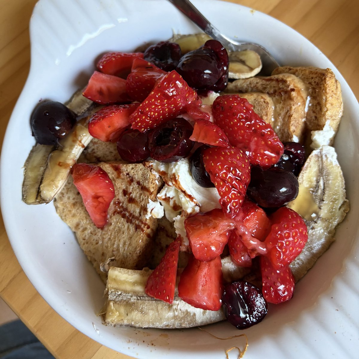 sedatedmutt's tweet photo. baked french toast with berries, banana, quark and date syrup this morning 🧌 https://t.co/1AAaWUE5mP