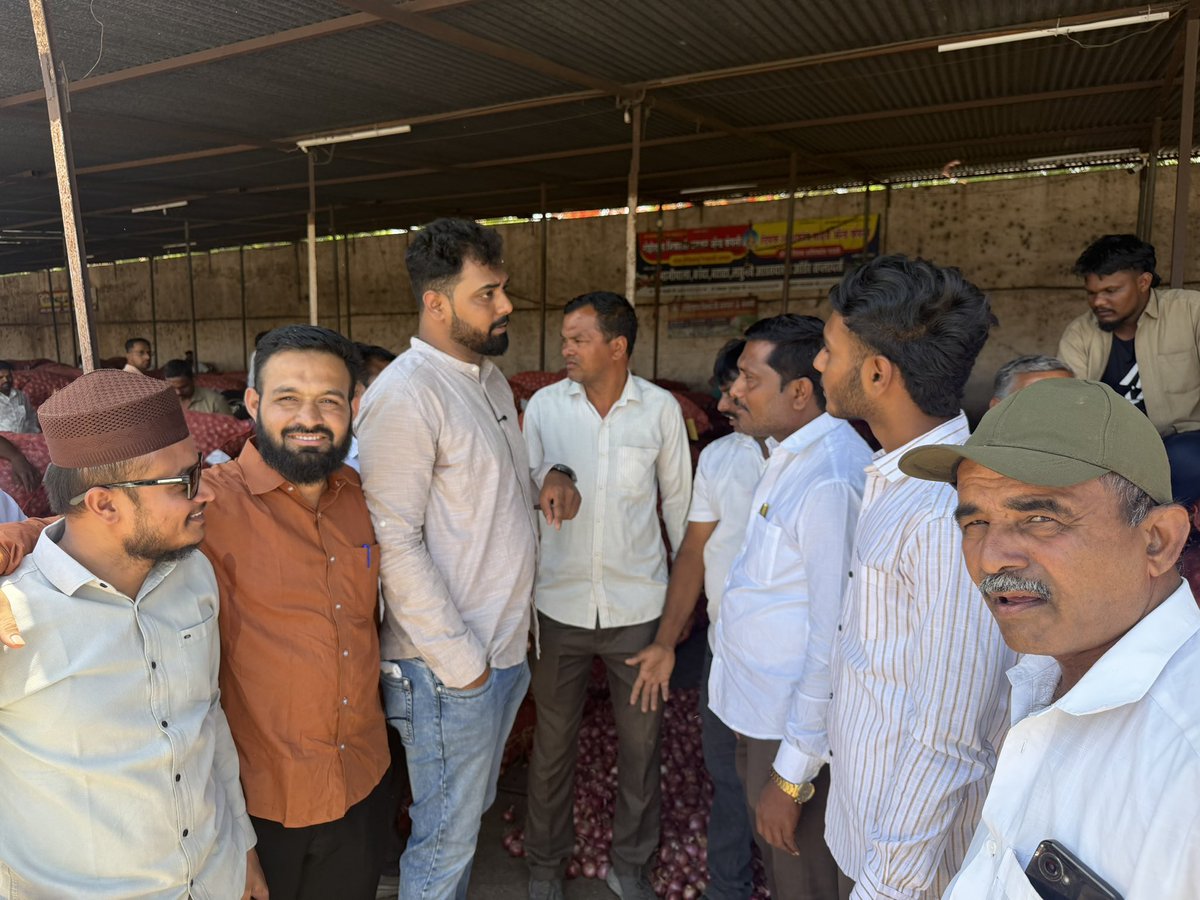 omkarasks's tweet photo. ज्या व्यापाऱ्यांनी गेल्या आठवड्यात 6 ते 10 रुपयांनी कांदे खरेदी केले, त्यांनी नाफेडला 15.80 देण्यासाठी रुपयाने बिल काढलीत. नाशिकमध्ये व्यापारी आणि नाफेडच्या ��धिकाऱ्यांचे टक्केवारीत संगनमत झाल्याचं एका व्यापाऱ्याने ऑफ द रेकॉर्ड सांगितलं. यामध्ये 200 कोटींची उलाढाल झालीय म्हणे! https://t.co/pHhf0NSqak