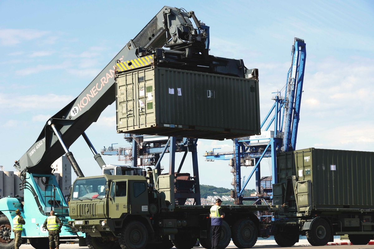 Defensagob's tweet photo. España culmina la proyección estratégica de la Brigada Multinacional en Eslovaquia durante el #StrongLineage26, con más de 2.600 militares aliados.

La Legión del @EjercitoTierra ha liderado este exigente ejercicio que refuerza la interoperabilidad y el compromiso con la @NATO. https://t.co/MA6lVwx9vB