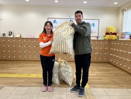 MaruhanOfficial's tweet photo. マルハン大東店がお客様より寄付して頂いた端玉お菓子を「大東市立 子ども発達支援センター」さまに寄付させて頂きました。
今後も地域市民のコミュニティーセンターとして、社会への貢献に取り組んで参ります。 https://t.co/zrRxtyqmIh