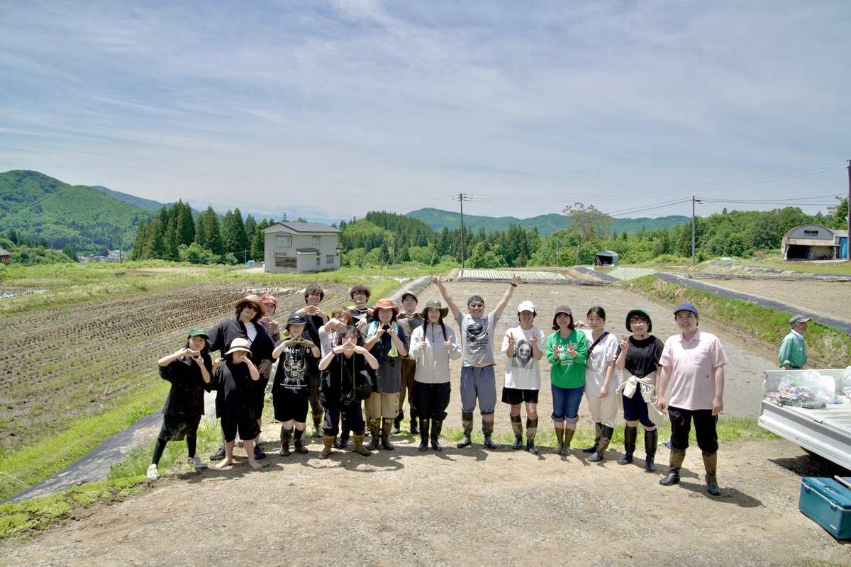 PyramidFilmInc's tweet photo. 今年も新潟県魚沼市へ、田植えに行ってきました☀️

2020年にスタートした「ピラ米」プロジェクトも、ついに6年目✨
ピラミッドフィルムでは、稲作の後継者がいなくなった田んぼのオーナーとなり、田んぼを守り続ける取り組みを行っています。

今年は『30年に1度の豊作』になるかも？とのこと🌾
みんなで泥だらけになりながら植えた苗が、どう育つのか今から楽しみです☺️