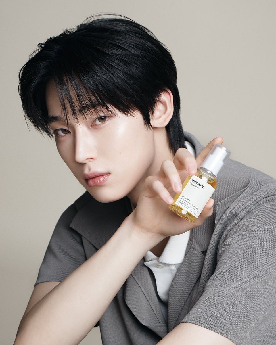 goldenksunoo's tweet photo. 🦊 ah but i think the photos came out very well
🦊 even onsite the reactions are great as expected ~ 👍🏻 
🦊 it really kinda gives Han Sunoo vibes? 
🦊 my ideal aesthetic…
🦊 i probably have selfies, i should look for them
🦊 i haveee (selfies)
🦊 i’ll post them later heh

he really loves his (desired) actor name han sunoo ☺️