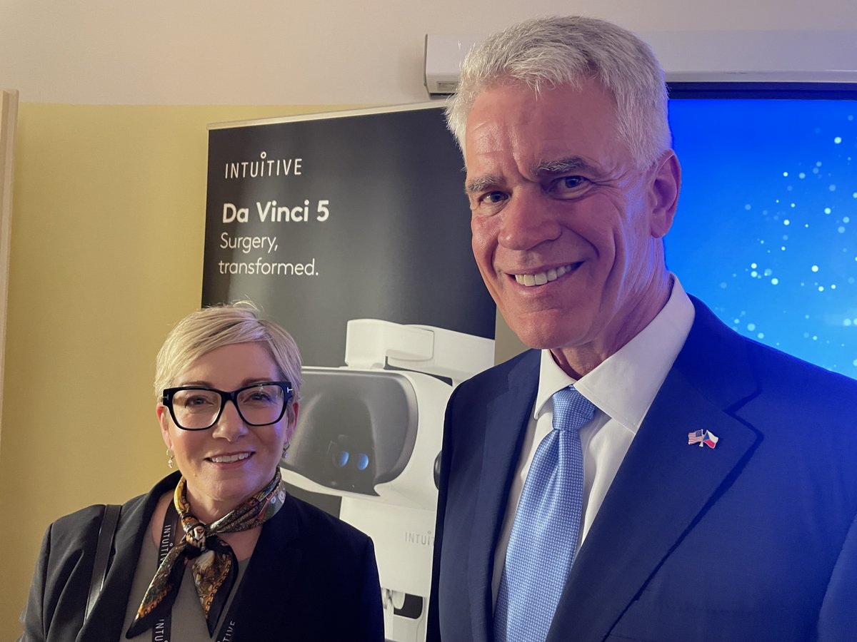 USEmbassyPrague's tweet photo. Gratuluji @IntuitiveSurg a @UniKarlova k otevření nového školícího centra systému da Vinci v Praze! 🇨🇿🤝🇺🇸 Tato špičková investice posouvá spolupráci mezi akademickou sférou a průmyslovými inovacemi na novou úroveň. Skvělý krok pro budoucnost moderní medicíny, robotiky a výzkumu. #AmbMerrick