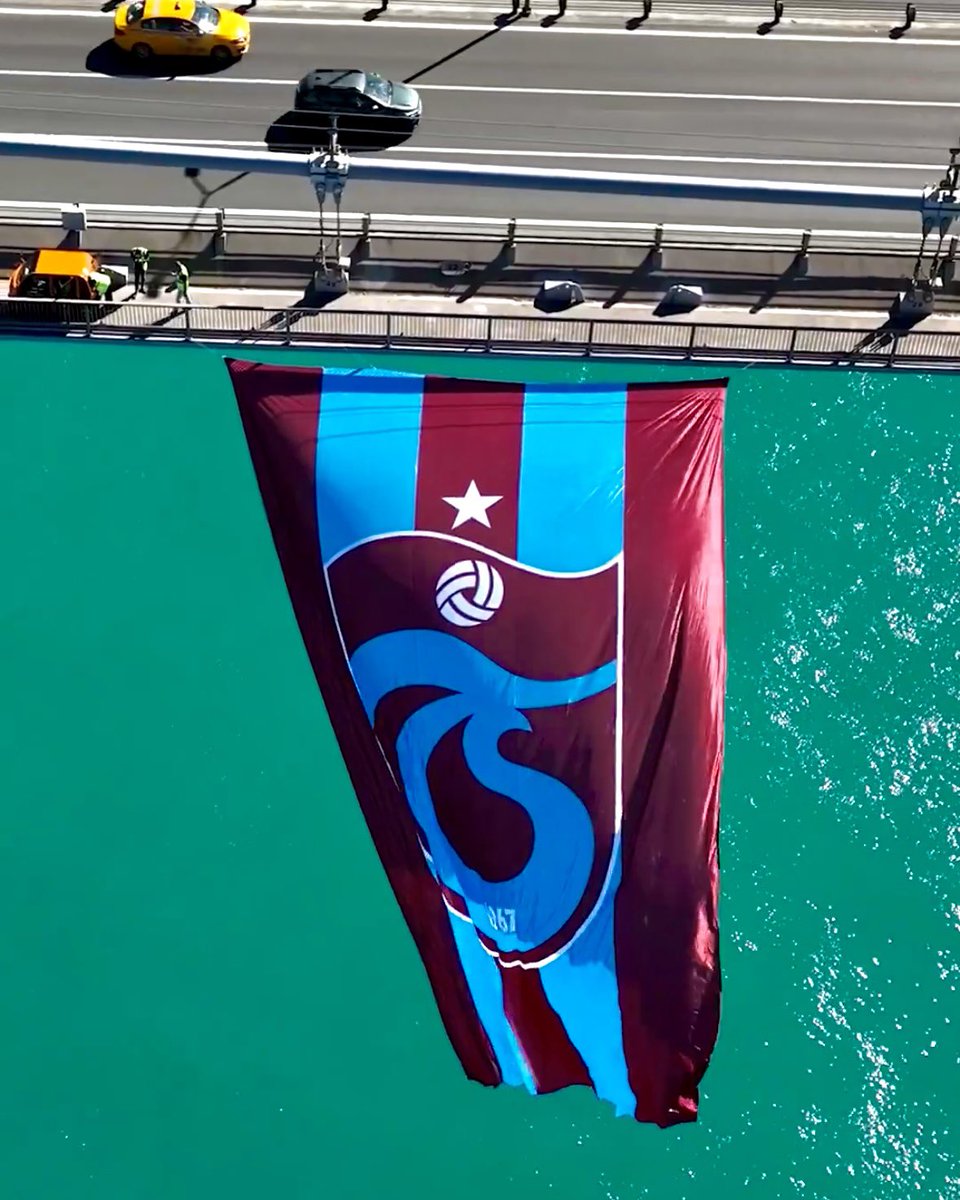 GurbetciGencler's tweet photo. Yapay zeka değil, GERÇEK ✅

Bayrağımız İstanbul Boğazı’nda!♥️💙

#GurbetçiGençler https://t.co/pFBZGa7sZq