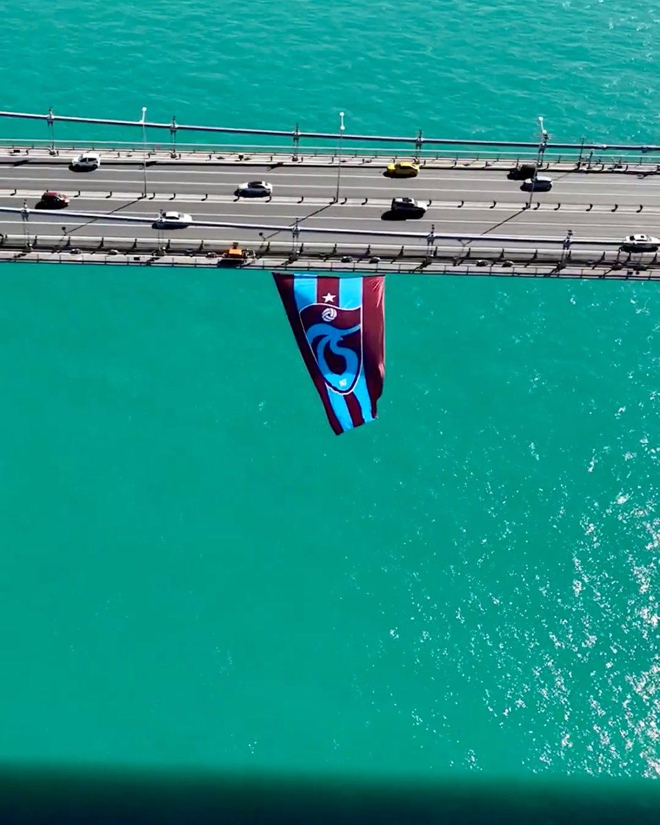 GurbetciGencler's tweet photo. Yapay zeka değil, GERÇEK ✅

Bayrağımız İstanbul Boğazı’nda!♥️💙

#GurbetçiGençler https://t.co/pFBZGa7sZq