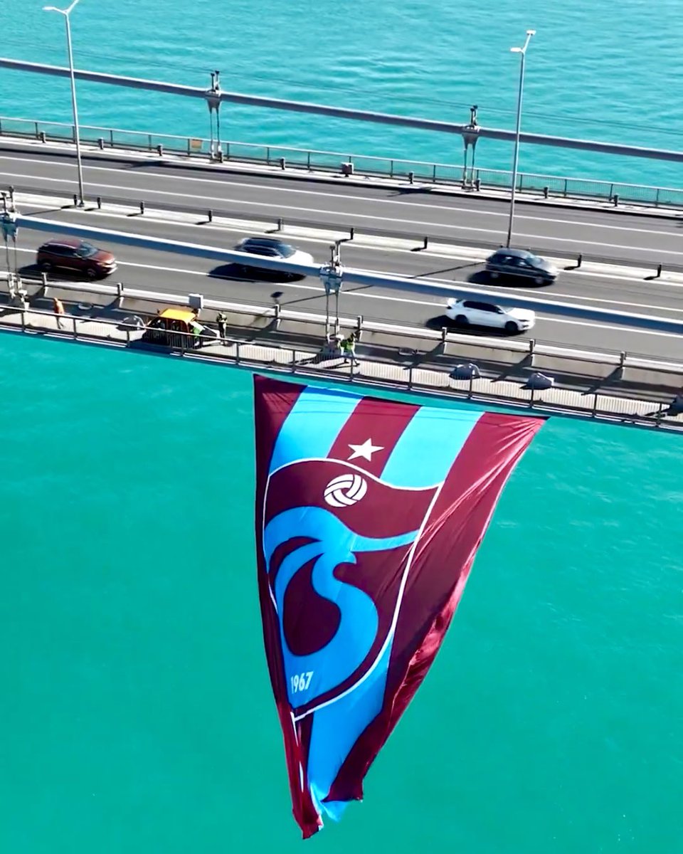 GurbetciGencler's tweet photo. Yapay zeka değil, GERÇEK ✅

Bayrağımız İstanbul Boğazı’nda!♥️💙

#GurbetçiGençler https://t.co/pFBZGa7sZq