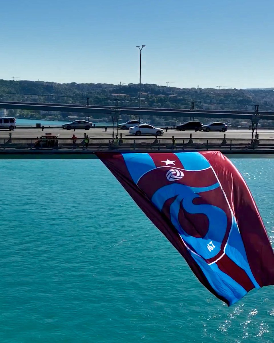 GurbetciGencler's tweet photo. Yapay zeka değil, GERÇEK ✅

Bayrağımız İstanbul Boğazı’nda!♥️💙

#GurbetçiGençler https://t.co/pFBZGa7sZq
